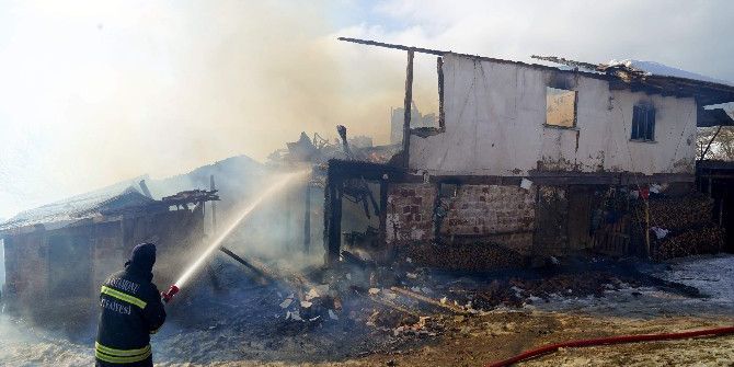 7 Kişilik Aile, Kış Günü Yangında Evsiz Kaldı