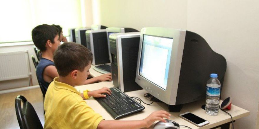 Emek Gençlik Merkezi’nden Çocuklar İçin Temel Bilgisayar Kursu
