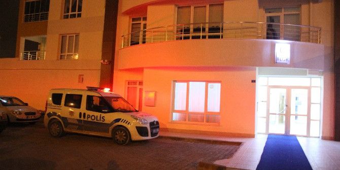 Tartıştığı Karısını Bıçaklayarak Öldürdü