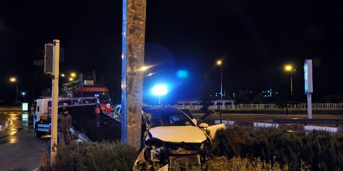 Yönlendirme Levhasının Direğine Çarpan Otomobilin Sürücüsü Ağır Yaralandı