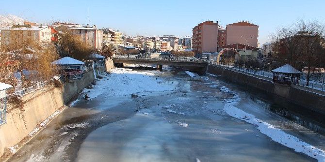 Oltu Çayı Buz Tuttu