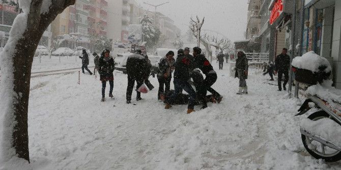 Mersin’de Kar Hayatı Felç Etti