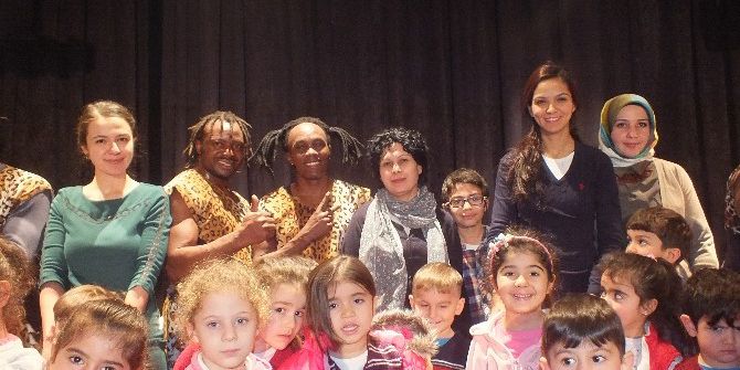 Afrikalı Akrobasi Ekibinin Kar Sevinci