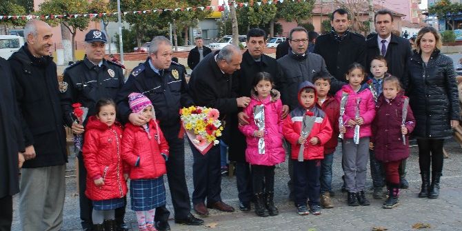 Umurlu’da Okullar Şehitler İçin Meydan’da Milli Bilinç Dersi İşledi