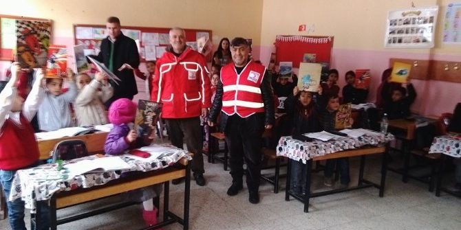 Kulp Kızılay Şubesi’nden Öğrencilere Kırtasiye Yardımı