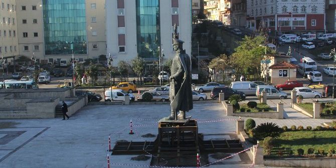 Rize’de Atatürk Heykeli Yeni Yerine Taşındı