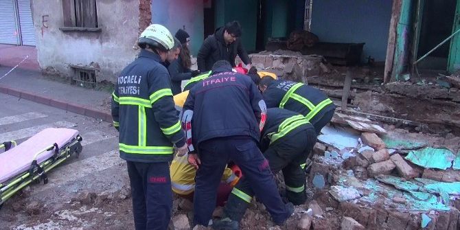 Metruk Evin Duvarı Yıkıldı, 1 Kişi Göçük Altında Kaldı