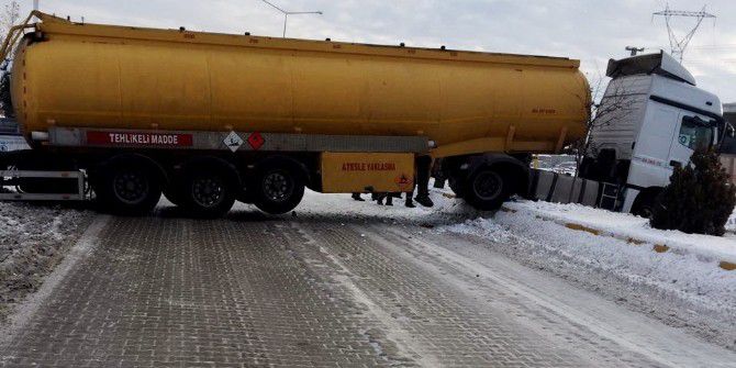 Buzlu Yolda Kayan Tanker Yolu Kapattı