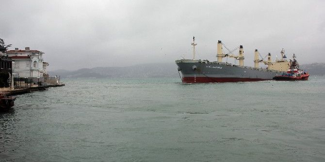 Yeniköy’de Karaya Oturan Gemiyi Kurtarma Çalışmaları Sürüyor