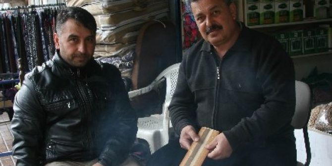 Sabah Pazarının Esnafı Ateş Yakarak Isınıyor