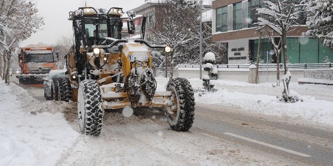 Konya Büyükşehir’in Kar Mesaisi 24 Saat Devam Ediyor