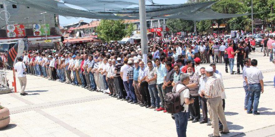 Darbe Girişiminde Şehit Olanlar İçin Erzincan Da Gıyabi Cenaze Namazı Kılındı