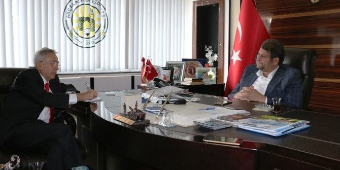 Ayhan Gazeteci-yazar Yavuz Donat’ı Ağırladı