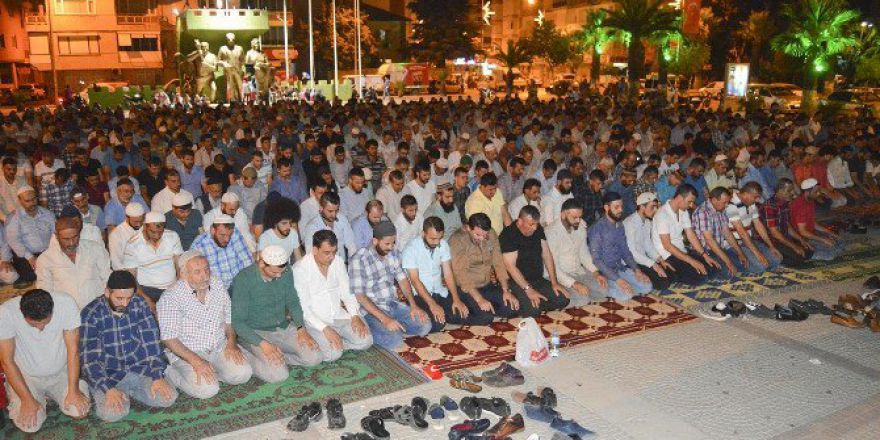 Turgutlu’da Sabah Namazı 50. Yıl Meydanı’nda Kılındı