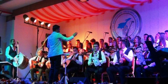 Erciş Halk Müziği Korusu İzleyicileri Büyüledi