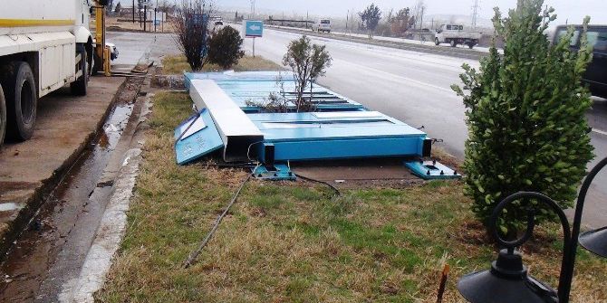 Şiddetli Fırtına Ahırın Çatısını Uçurdu