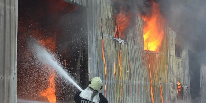 Fabrika Ve Depolar Kül Oldu, Sahipleri Ağladı