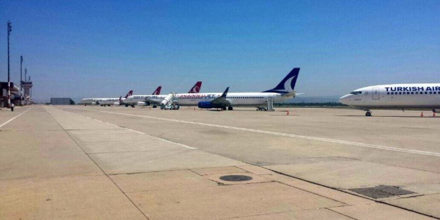 Uçaklar Apronda Bekliyor