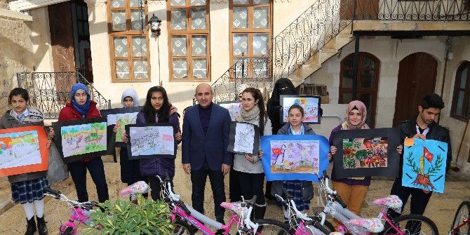 Resim Yarışmasında Dereceye Giren Türk Ve Suriyeli Öğrencilere Ödülleri Verildi