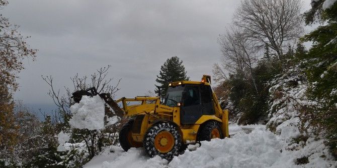 Konyaaltı Belediyesi Karla Kaplanan Yolları Açıyor
