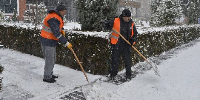 Temizlik İşlerinden Kar Temizleme Çalışması
