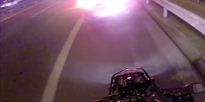 Motosikletin Emniyet Şeridinde Duran Araca Çarpma Anı Kamerada