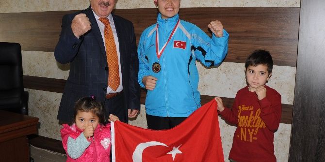 Madalyasını Şehitlere Adadı