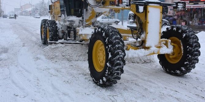 Eskil İlçe Belediyesi Kar Temizleme Çalışmalarını Sürdürüyor