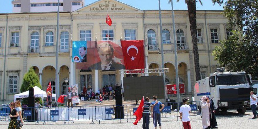 İzmir, Türk Bayrağı Ve Erdoğan Posterleriyle Donatıldı