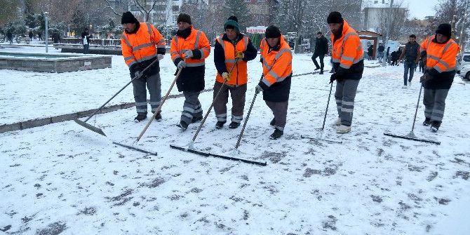 Aksaray’da Ekipler, Karla Mücadele Çalışmalarını Sürdürdü
