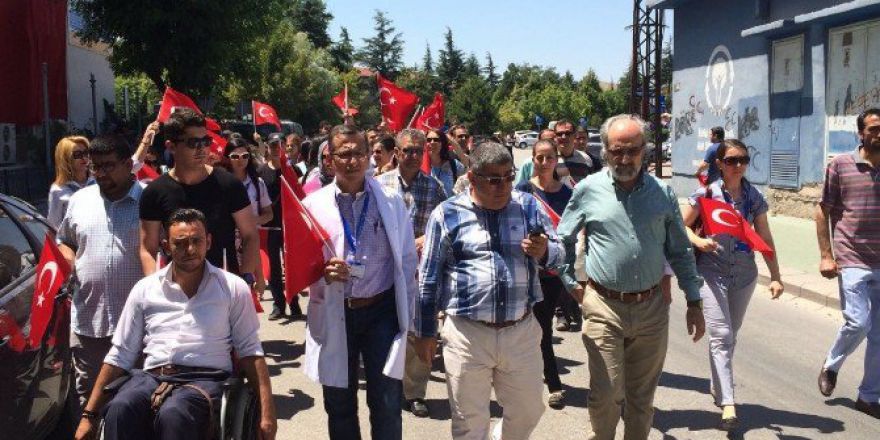 Özel Eskişehir Tsg Anadolu Hastanesi’nden “Demokrasiye Sahip Çık” Yürüyüşü
