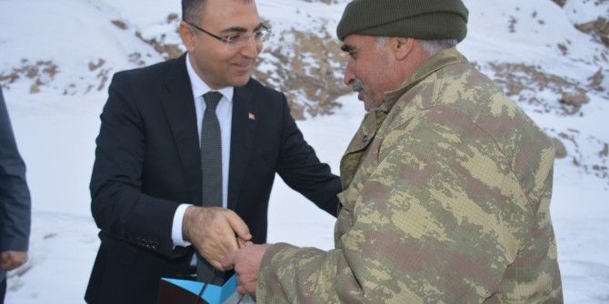 Vali Toprak Köy Koruyucu Ve Emniyet Personellerine Çikolata İkram Etti