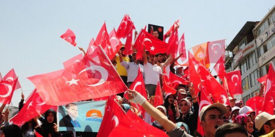 Vanlılar Meydanlardan Ayrılmıyor