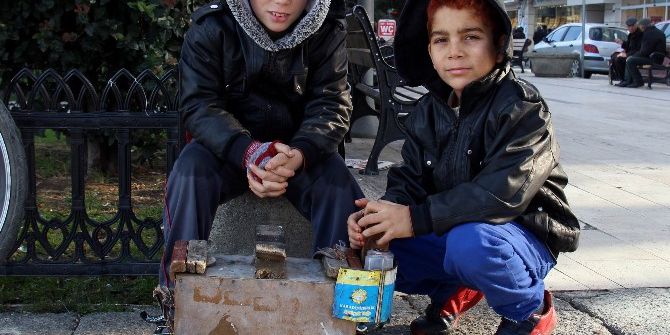 Suriyeli Kardeşler Ayakkabı Boyayarak Hayata Tutunuyor