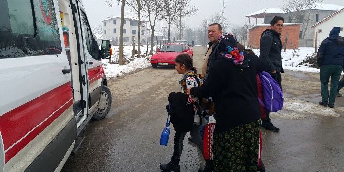 Öğrenci Servisi İle Otomobilin Karıştığı Kazada 12 Kişi Yaralandı