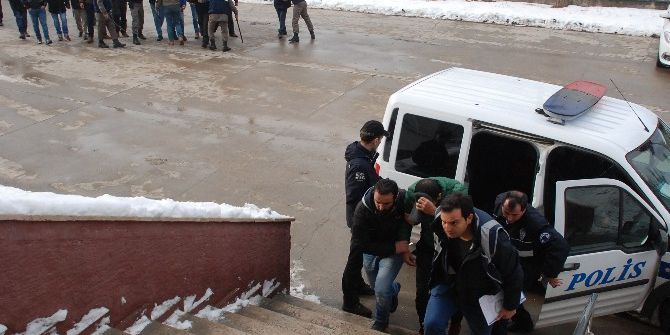 Taciz İddiasıyla Adliyeye Sevk Edilen Öğretmene Linç Girişimi