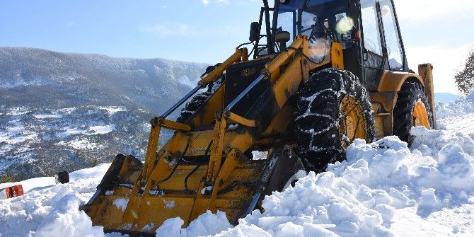 Sinop’ta Yoğun Kar Yağışı Köy Yollarını Kapattı