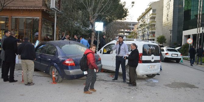 Manisa’da İki Otomobil Çarpıştı: 4 Yaralı
