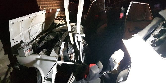 Otomobil Evin Duvarına Çarptı: 4 Yaralı