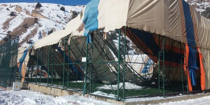 Gümüşhane Üniversitesi’nde Üzerindeki Kara Dayanamayan Halı Sahanın Çatısı Çöktü