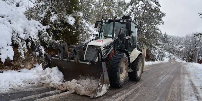 Kemer’de Kardan Kapanan Yayla Yolları Açılıyor