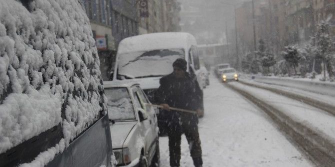 Hakkari’de Kar Yağışı Yeniden Başladı