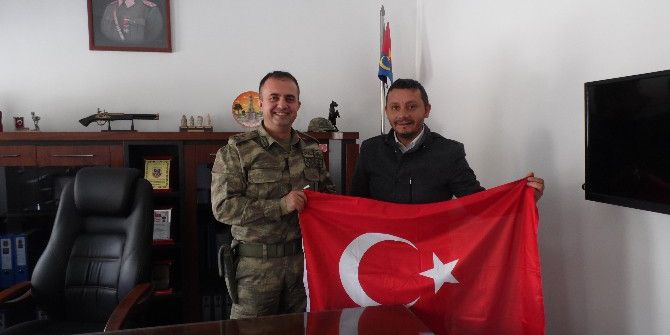 Akcan‘dan Jandarmaya Bayraklı Destek