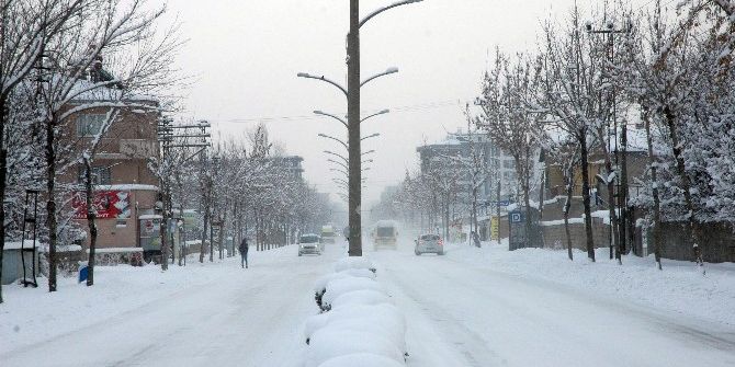 Bahçesaray Ve Çatak Yolu Ulaşıma Kapandı