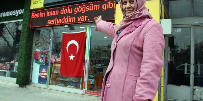 Teröre Tepki İçin İstiklal Marşı’nı Led Tabelasına Yazdı