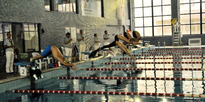 Paletli Yüzme Şampiyonası Start Aldı