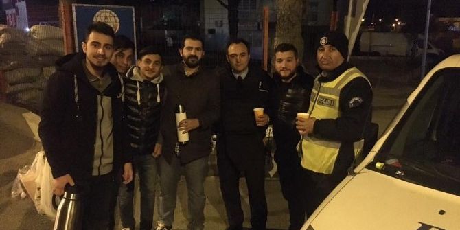 Gece Nöbet Tutan Polislere Sıcak Çorba İkramı