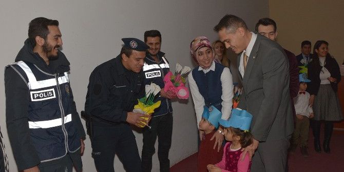 Minik Öğrencilerden Polislere Destek