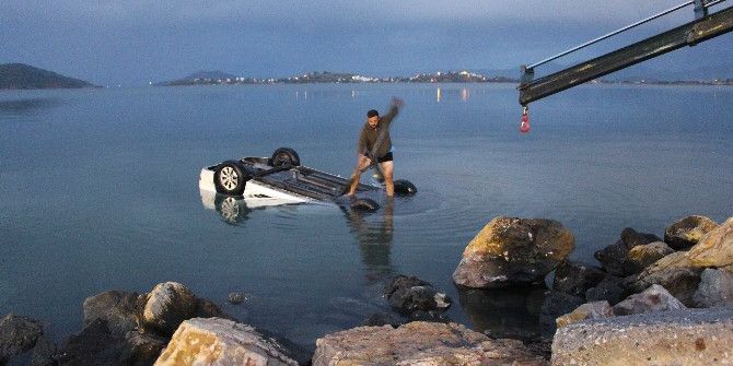 Otomobil Denize Uçtu: 1 Ölü, 3 Yaralı