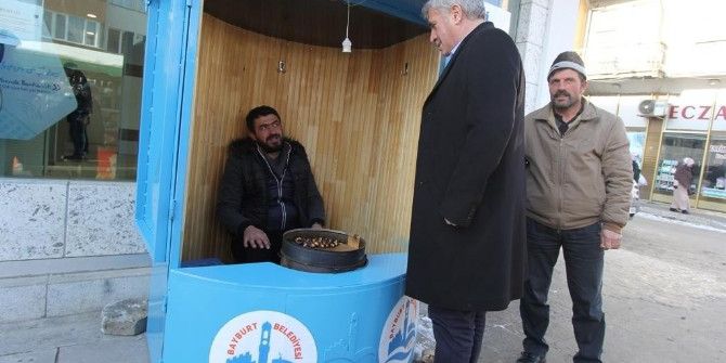 Bayburt Belediyesi Kestane Satıcılarının Yüzünü Güldürdü